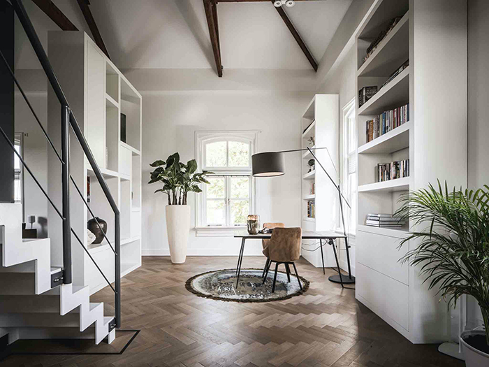 Meubelmaker in Amersfoort - inspiratie witte hoge kasten op maat en room divider - FIJRI Interieurbouw