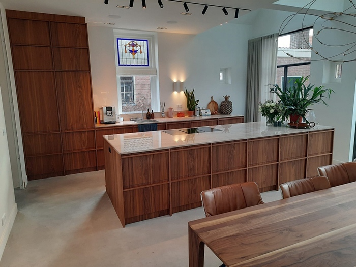 Meubelmaker in Apeldoorn - inspiratie notenhouten woonkeuken op maat met groot kookeiland - Imetis