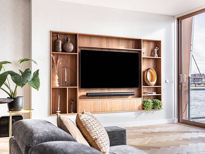 Meubelmaker in Breda - inspiratie notenhouten ingebouwde tv-wandmeubel met vakkenkast - Zijlmans Interieur op Maat