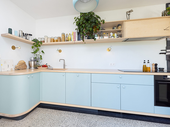 Meubelmaker in Eindhoven - lichtblauwe keuken - Lucas & Van Stratum